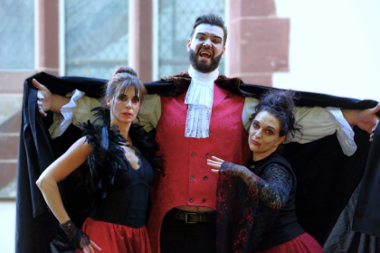 Dracula-und-Vampirinnen_Roland-Fruth