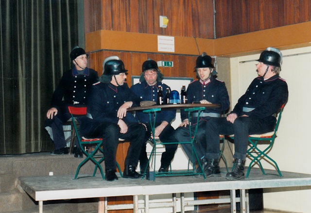 theaterverein-wetter-biedermann-und-die-brandstifter-bild02
